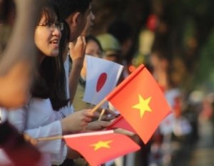 NGƯỜI DÂN CỐ ĐÔ HUẾ HÂN HOAN CHÀO ĐÓN NHẬT HOÀNG ĐẾN THĂM